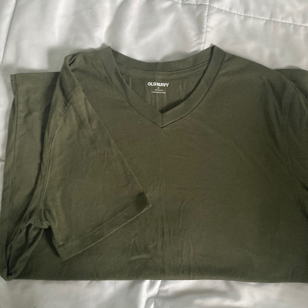 Mens Old Navy V neck cotton tshirt